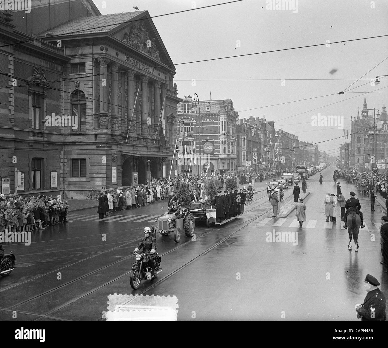 Commemorazione del giorno di liberazione, parata veicoli comuni] Data: 5 maggio 1954 luogo: Amsterdam, Noord-Holland Parole Chiave: Commemorazioni, sfilate, veicoli Foto Stock