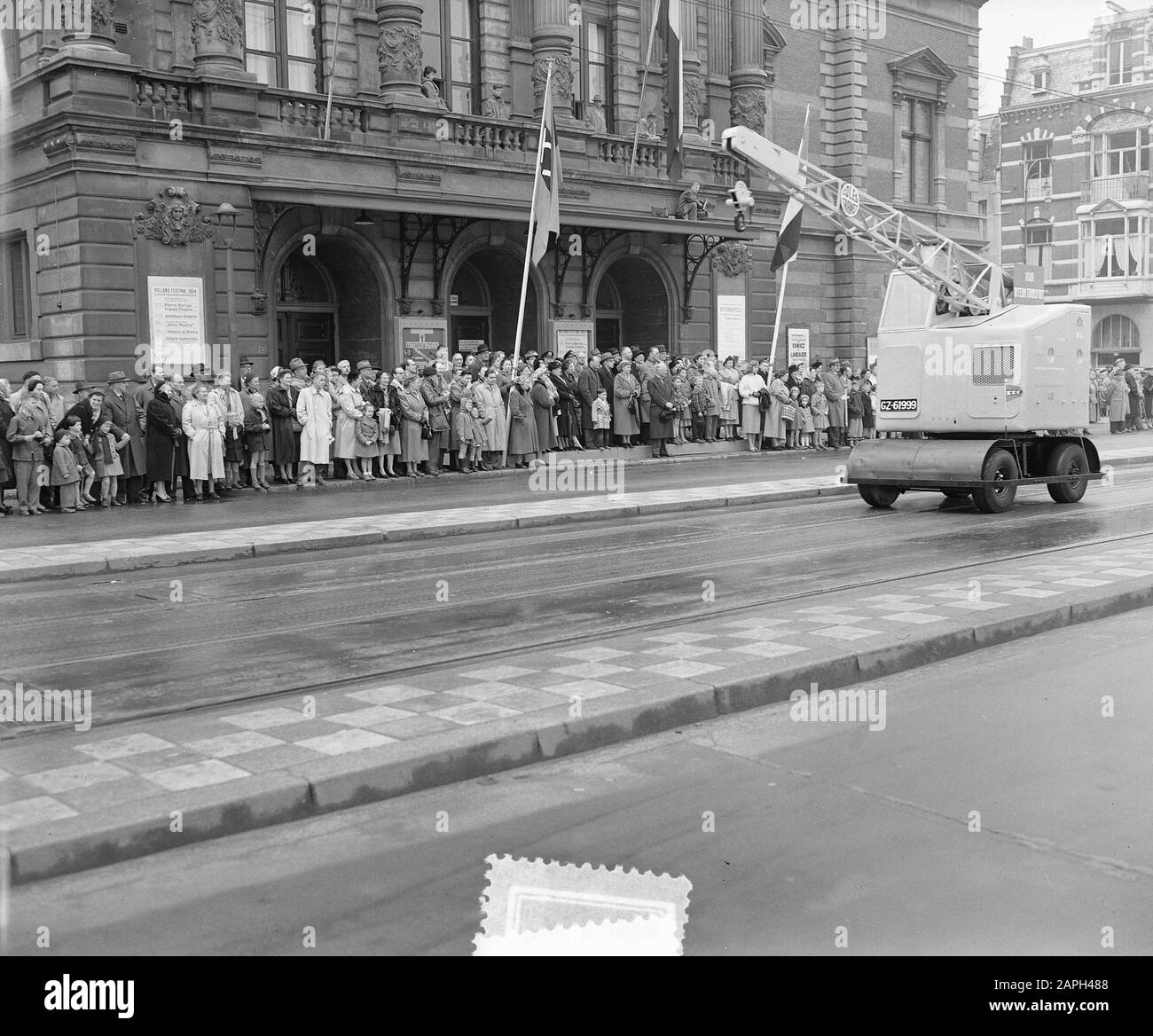 Commemorazione del giorno di liberazione, parata veicoli comuni] Data: 5 maggio 1954 luogo: Amsterdam, Noord-Holland Parole Chiave: Commemorazioni, sfilate, veicoli Foto Stock