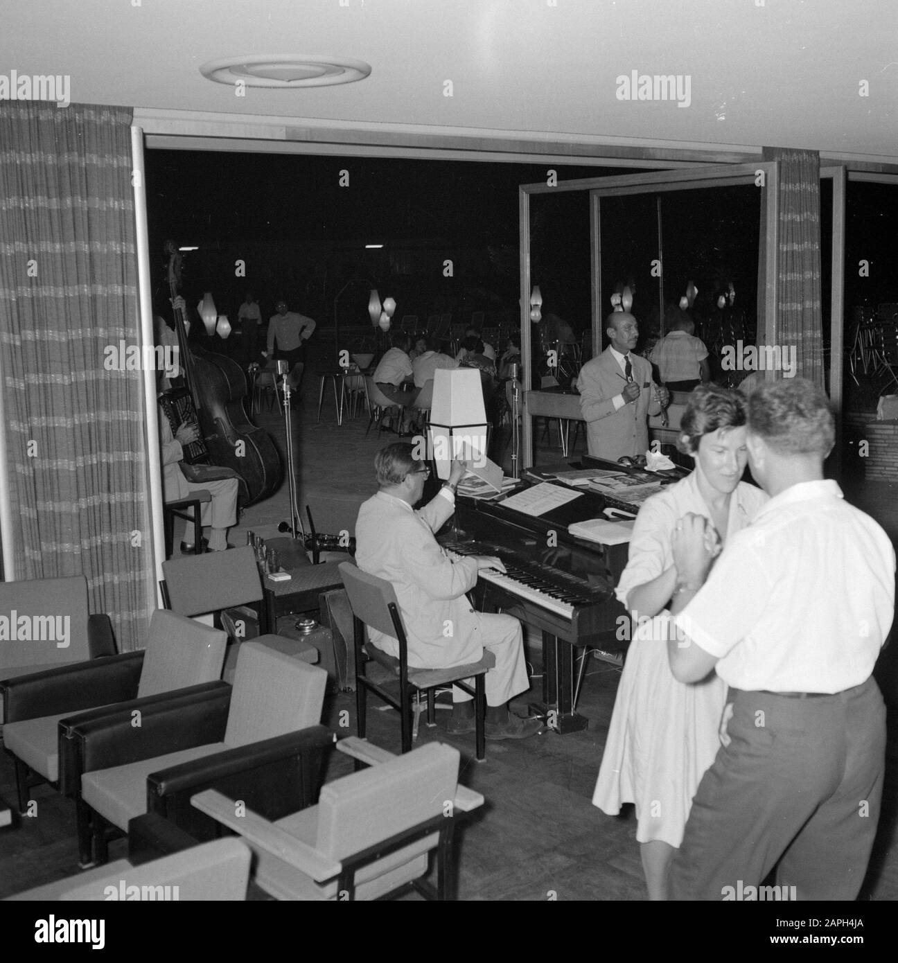 Israele: Kirjat Gat (Kiryat Gat) Descrizione: Serata danzante con musica dal vivo all'Avia-hotel Data: Non data: Luogo: Israele, Kirjat Gat Parole Chiave: Ballerini, alberghi, mobili, musicisti, pianoforti Foto Stock