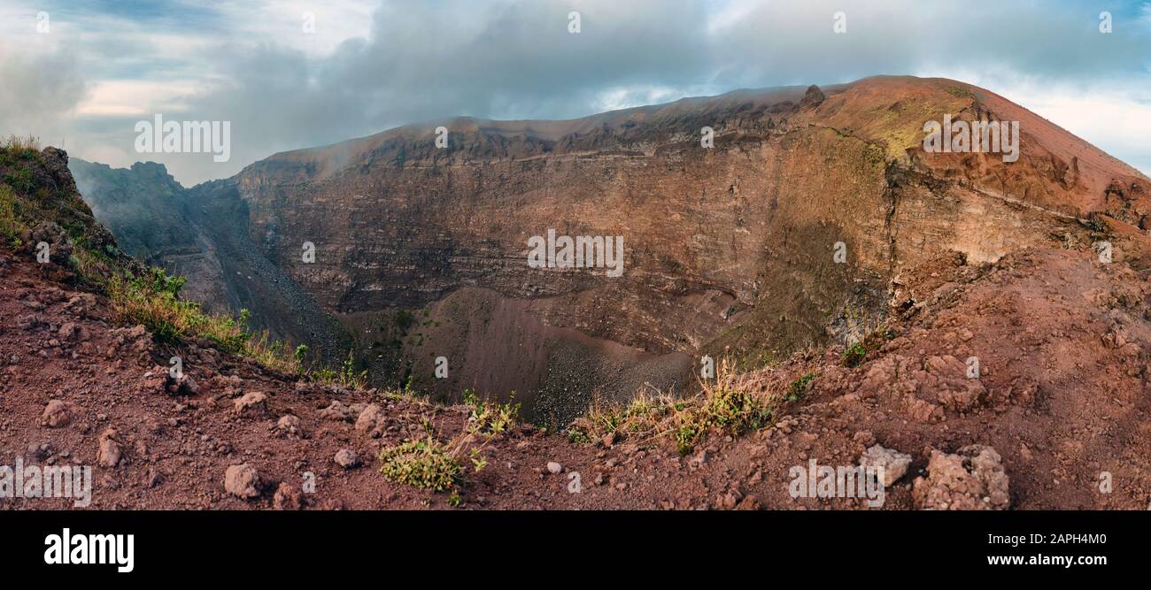 Il gigantesco cratere del vulcano Vesuvio, vista panoramica, vicino a Napol e Pompei, Itlay Foto Stock