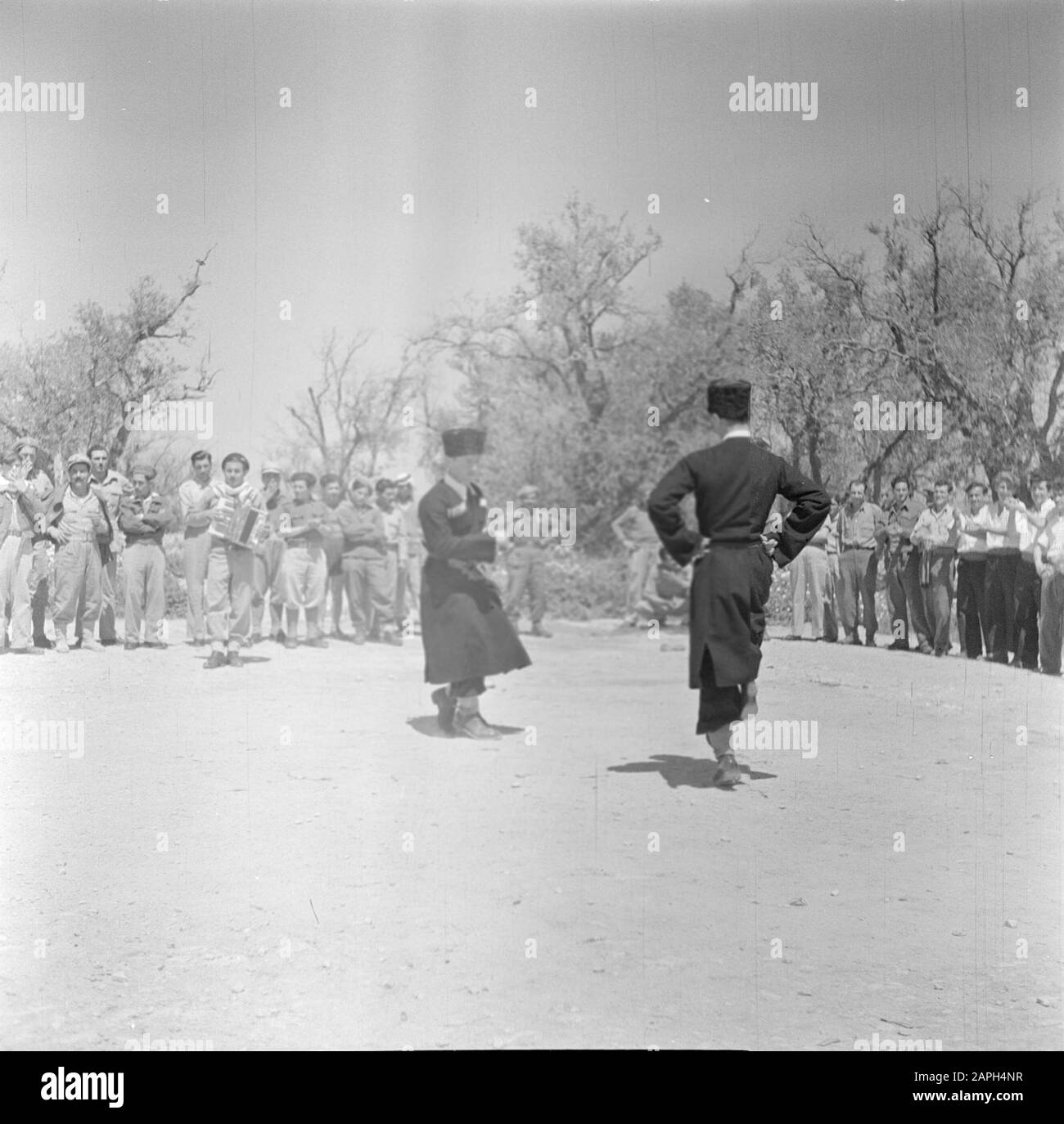 Israele 1948-1949 Descrizione: Dansendetscherkessen che fanno parte di un'unità Druzen dell'esercito israeliano in uniformi tradizionali russe, accompagnato alla fisarmonica Data: 1948 luogo: Israele Parole Chiave: Fisarmoniche, danze, costumi, militari, strumenti musicali, uniformi Foto Stock