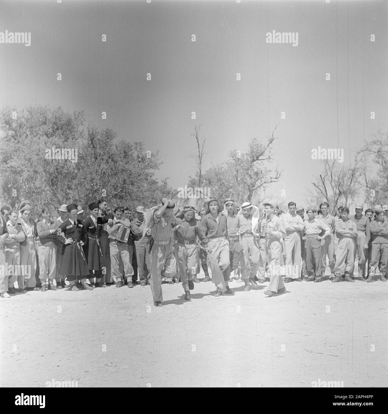 Israele 1948-1949 Descrizione: Ballando membri di un'unità Druzen dall'esercito israeliano accompagnato sul flauto. Sullo sfondo alcuni Tscherkessen che si sono aggiunti all'esercito israeliano nelle loro uniformi tradizionali russe Data: 1948 luogo: Israele Parole Chiave: Fisarmoniche, strumenti eolici, danze, soldati, strumenti musicali, uniformi, cultura popolare Foto Stock