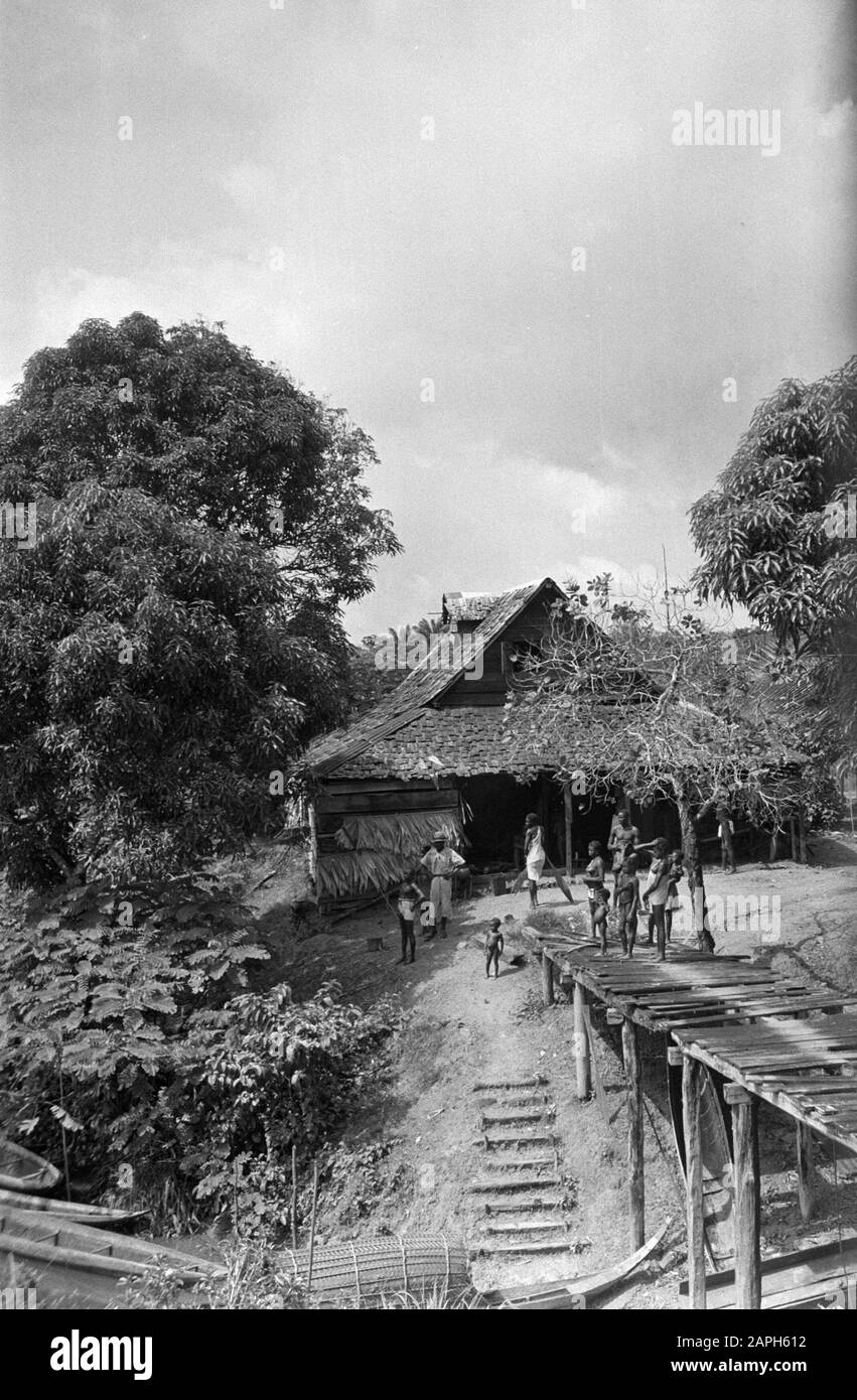 Viaggio in Suriname e Antille Olandesi Descrizione: Il molo di Hermina al Marowijnerivier Data: 1947 luogo: Hermina, Marowijne, Suriname Parole Chiave: Popolazioni indigene, impalcature Foto Stock
