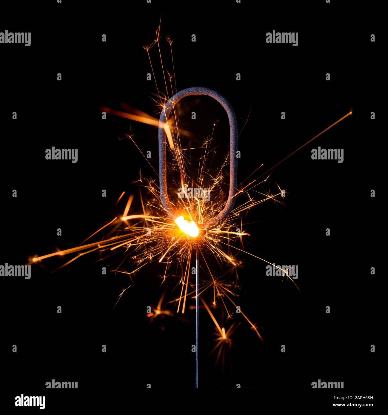 Sparkler bruciante a forma di numero zero, cifra 0, isolato su sfondo nero. Foto Stock