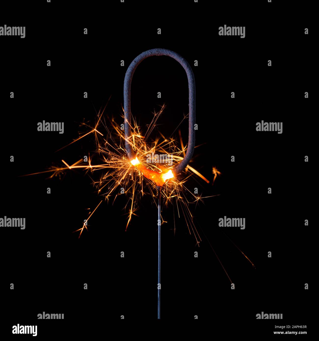 Sparkler bruciante a forma di numero zero, cifra 0, isolato su sfondo nero. Foto Stock