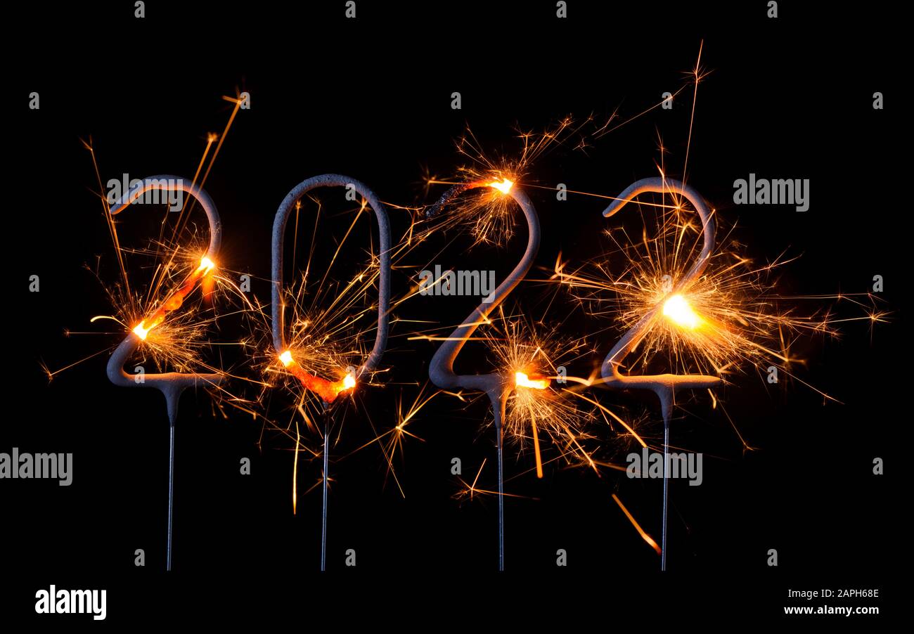Felice Anno Nuovo 2022. Cifre dell'anno 2022 realizzate da sparklers brucianti isolati su sfondo nero. Foto Stock