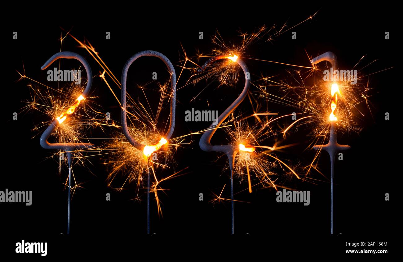 Felice Anno Nuovo 2021. Cifre dell'anno 2021 realizzate da sparklers brucianti isolati su sfondo nero. Foto Stock