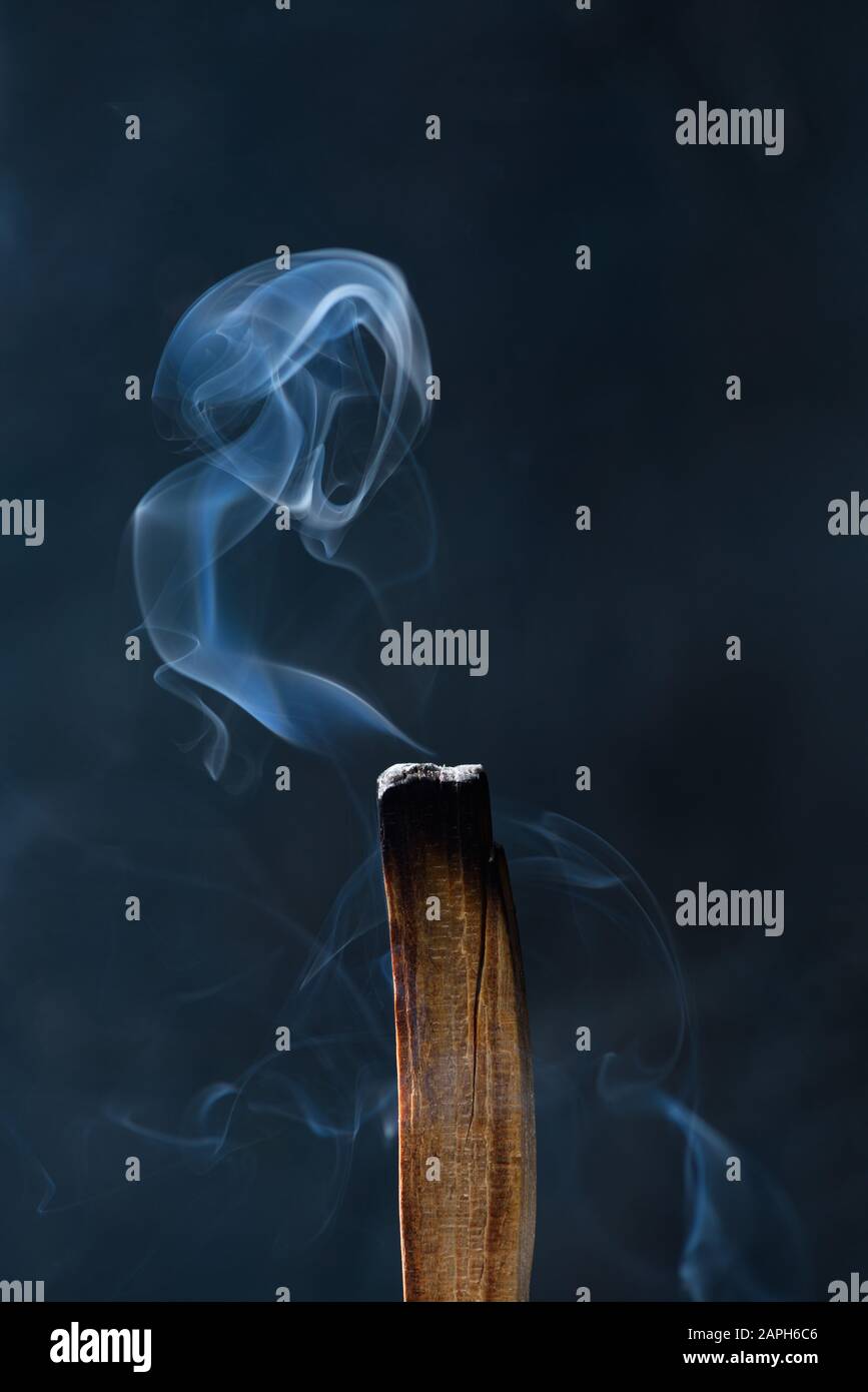 Bruciando palo santo immagini e fotografie stock ad alta risoluzione - Alamy