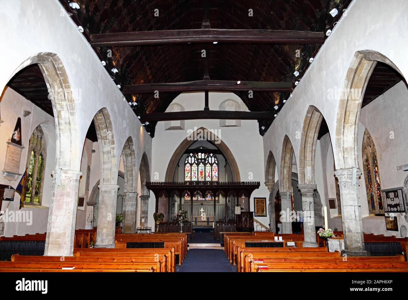 Vista est lungo la navata verso coro e coro all'interno della chiesa di San Mildreds , Tenterden , Kent , Inghilterra Foto Stock