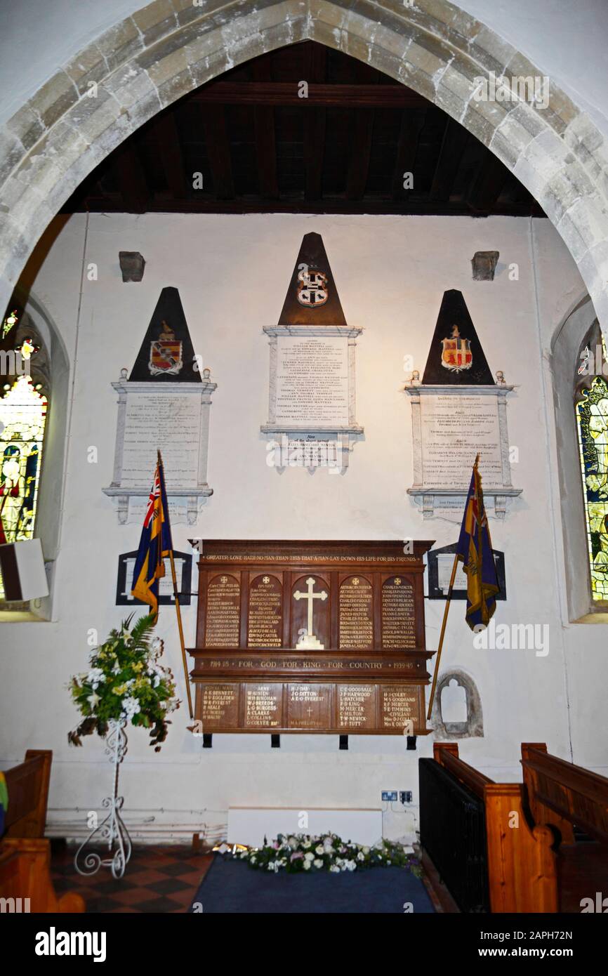 Tombe e memoriale di guerra in legno sulla parete della navata nord all'interno della chiesa di San Mildreds , Tenterden , Kent , Inghilterra Foto Stock