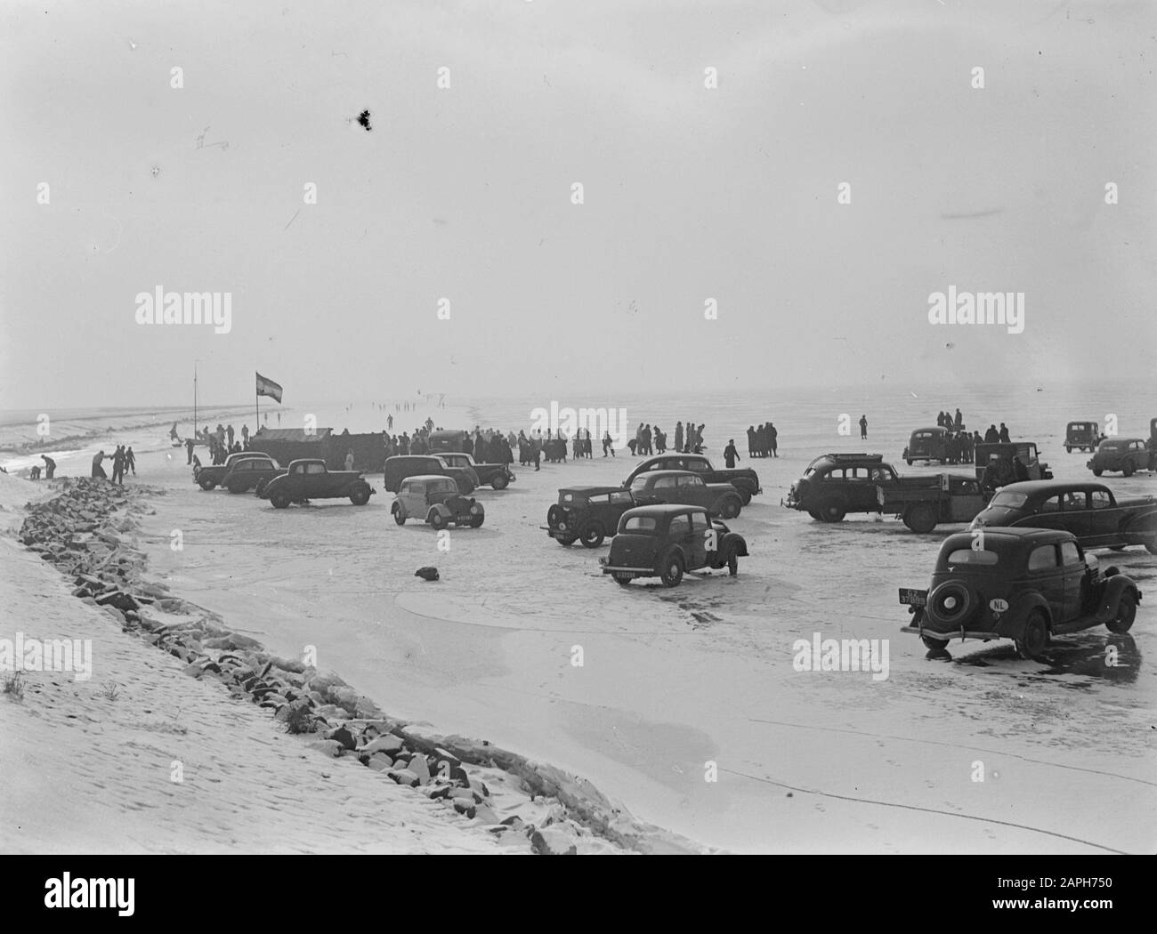 Le auto sono parcheggiate sul ghiaccio Data: 2 febbraio 1947 Parole Chiave: Ghiaccio, auto Foto Stock