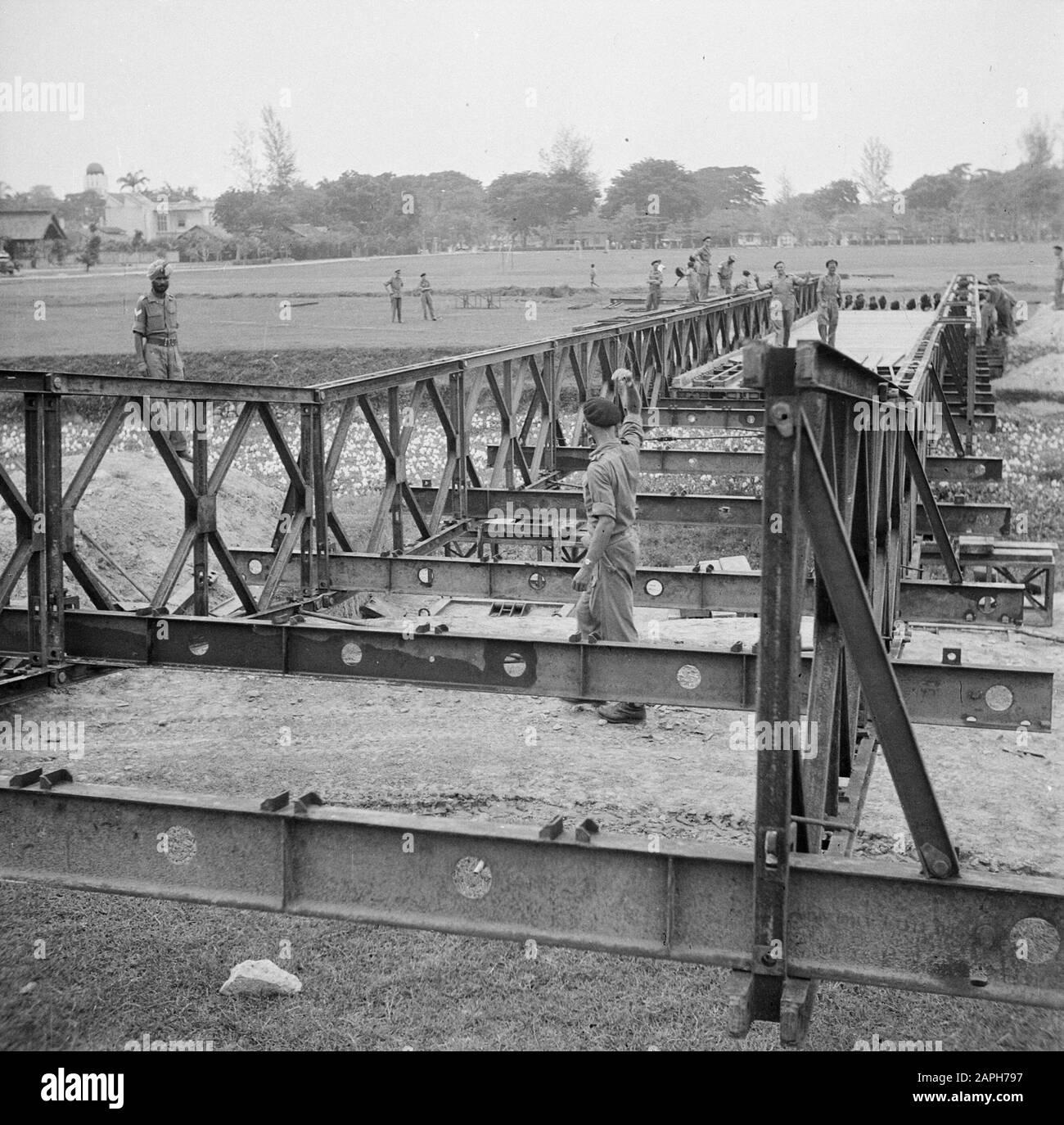 Costruzione Bailey Bridge Sumatra Descrizione: Il Bailey Bridge è assemblato da genisti britannici a un salone. A sinistra un caporale (a Sikh) sta guardando Data: Luglio 1946 luogo: Indonesia, Indie orientali olandesi Foto Stock