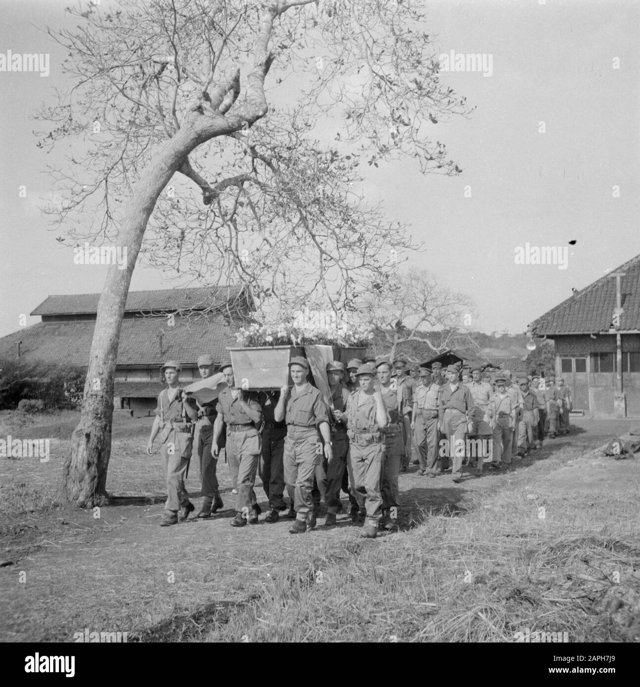 Guerra Volontarii a Malacca e Indonesia Descrizione: Il funerale del sergente R. Hannink, 1st Azienda i Reggimento Cacciatori a Tjilitan Data: 7 aprile 1944 Località: Indonesia, Indie orientali olandesi, Tjililitan Parole Chiave: Cimiteri, funerali, personale militare Nome personale: Hannink, R. Foto Stock