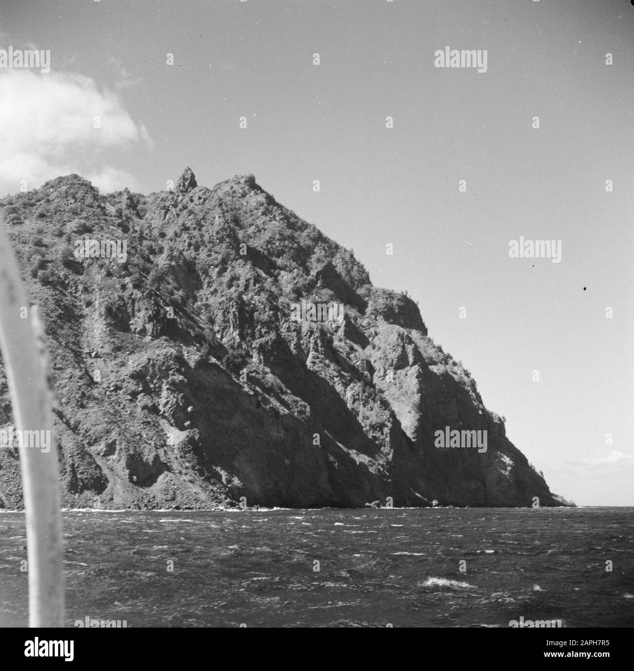 Viaggio in Suriname e Antille Olandesi Descrizione: La costa montagnosa di Saba Data: 1947 luogo: Antille Olandesi, Saba Parole Chiave: Coast Foto Stock
