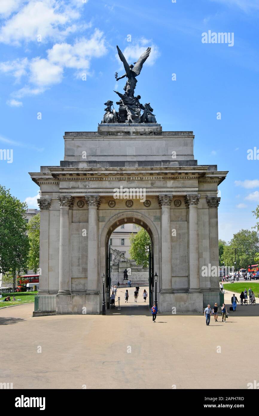 Wellington Arch & Bronze Quadriga quattro cavalli carro uno storico arco trionfale situato nel principale incrocio stradale presso Hyde Park Corner Londra UK Foto Stock