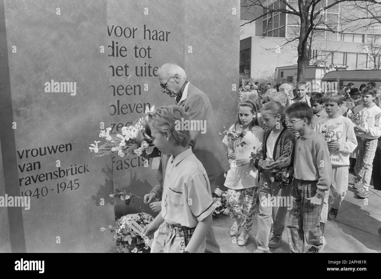 La liberazione del campo di concentramento femminile Ravensbrück è commemorata al monumento Ravensbrück di Amsterdam; figli del Nicholas Maesschool fiori laici Data: 24 aprile 1987 luogo: Amsterdam, Noord-Holland Parole Chiave: Liberazioni, fiori, commemorazioni, bambini, monumenti di guerra Nome istituzione: Ravensbrück-monumento Foto Stock