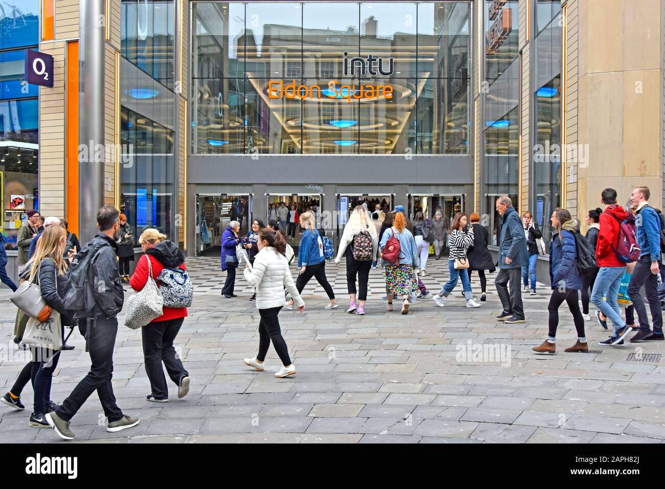 Persone Shoppers Street scena fuori l'ingresso intu Eldon Square Shopping Center e centri commerciali occupato Northumberland Street Newcastle Upon Tyne Inghilterra UK Foto Stock