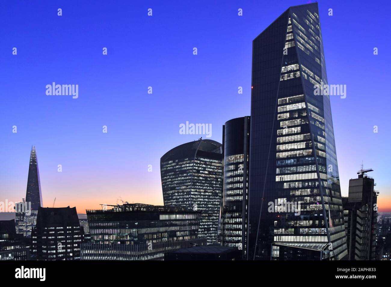 Finestre e luci d'ufficio crepuscolo cielo moderno grattacielo Scalpel edificio in City of London skyline con vista al punto di riferimento Walkie Talkie & Shard Inghilterra UK Foto Stock