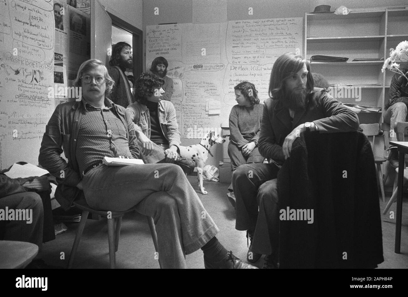 Il consiglio di amministrazione dello stabilimento mentalmente memore Dennendal in Den Dolder è evacuato dalla polizia Descrizione: Gli occupanti nel consiglio di amministrazione Data: 18 gennaio 1974 Località: Den Dolder, Utrecht Parole Chiave: Occupazioni, ecc cliniche, sfratti, nome della persona di polizia: Dennendal Foto Stock