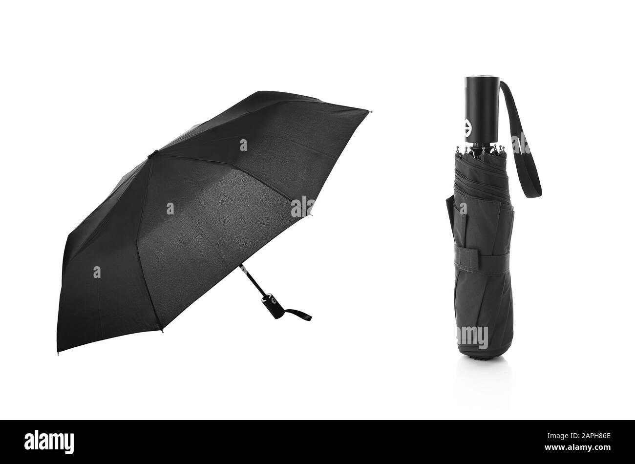 Set di ombrello pieghevole nero isolato su sfondo bianco. Modello di progettazione per Mock-up, Branding, Pubblicità ecc. Vista frontale e piegata Foto Stock