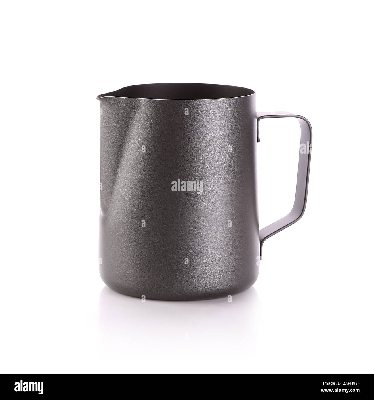 Superficie Smerigliata Pitcher Cup In Acciaio Inox Per La Schiuma Di Latte Con Manico Isolato Su Sfondo Bianco. Utensili Da Cucina, Resistenti Al Calore E Durevoli. Design Foto Stock