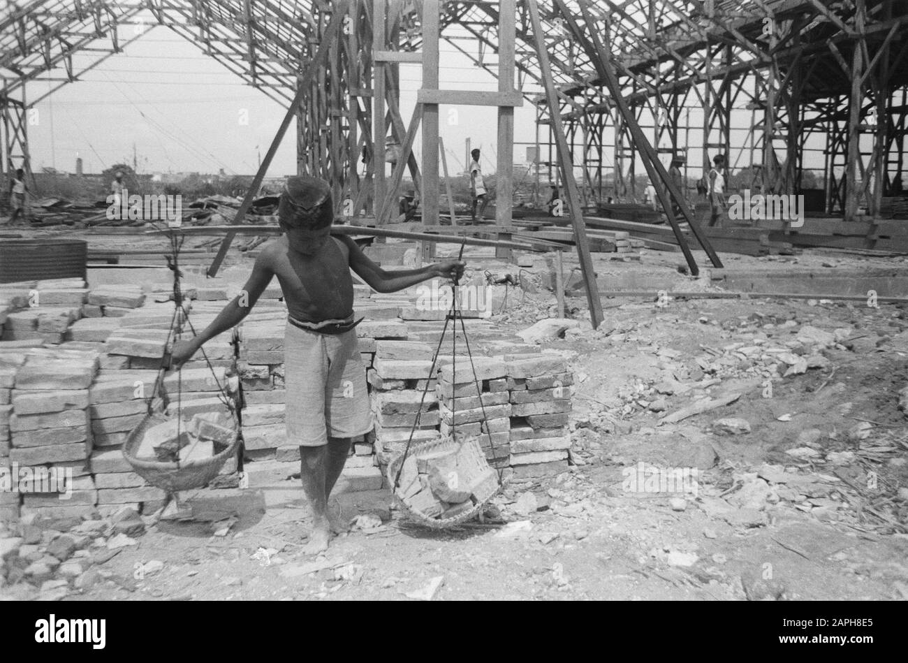 Costruzione Di Caserme Kondor Descrizione: Cantiere Data: 1946 Luogo: Indonesia, Indie Orientali Olandesi Foto Stock