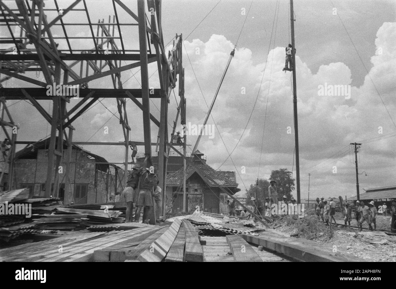 Costruzione Di Caserme Kondor Descrizione: Cantiere Data: 1946 Luogo: Indonesia, Indie Orientali Olandesi Foto Stock