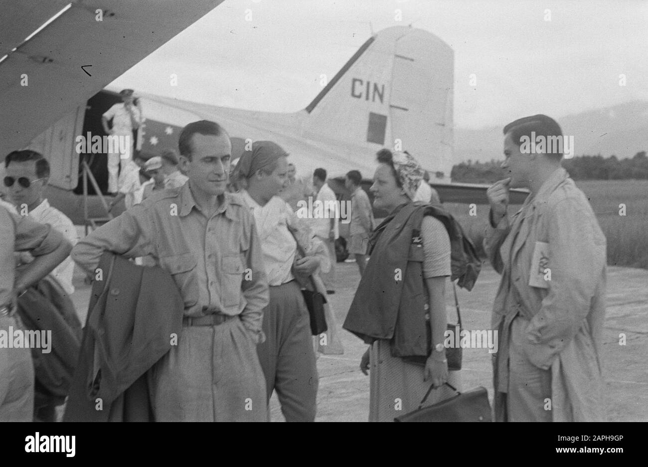 Commissione consolare di arrivo a Padang Descrizione: [La Commissione consolare era composta da E. Lambert (Inghilterra), E. Raux (Francia) e C. Eaton (Australia). Nella compagnia di viaggio anche le loro mogli? Data: 16 Settembre 1947 Località: Indonesia, Indie Orientali Olandesi, Padang, Sumatra Foto Stock
