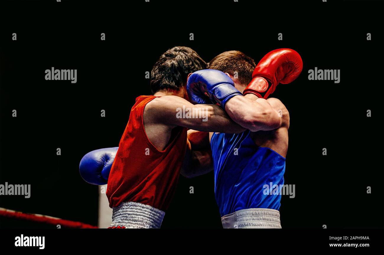 pugili combattenti clinch match boxing su sfondo nero Foto stock - Alamy