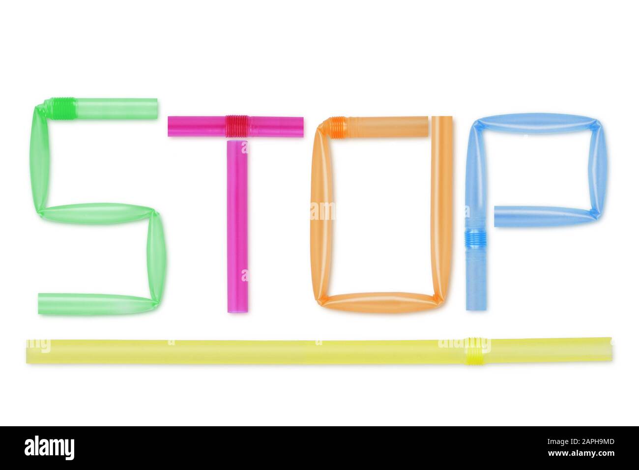 La parola Stop scritto con cannucce di plastica su sfondo bianco - Concetto di ecologia e inquinamento plastico Foto Stock