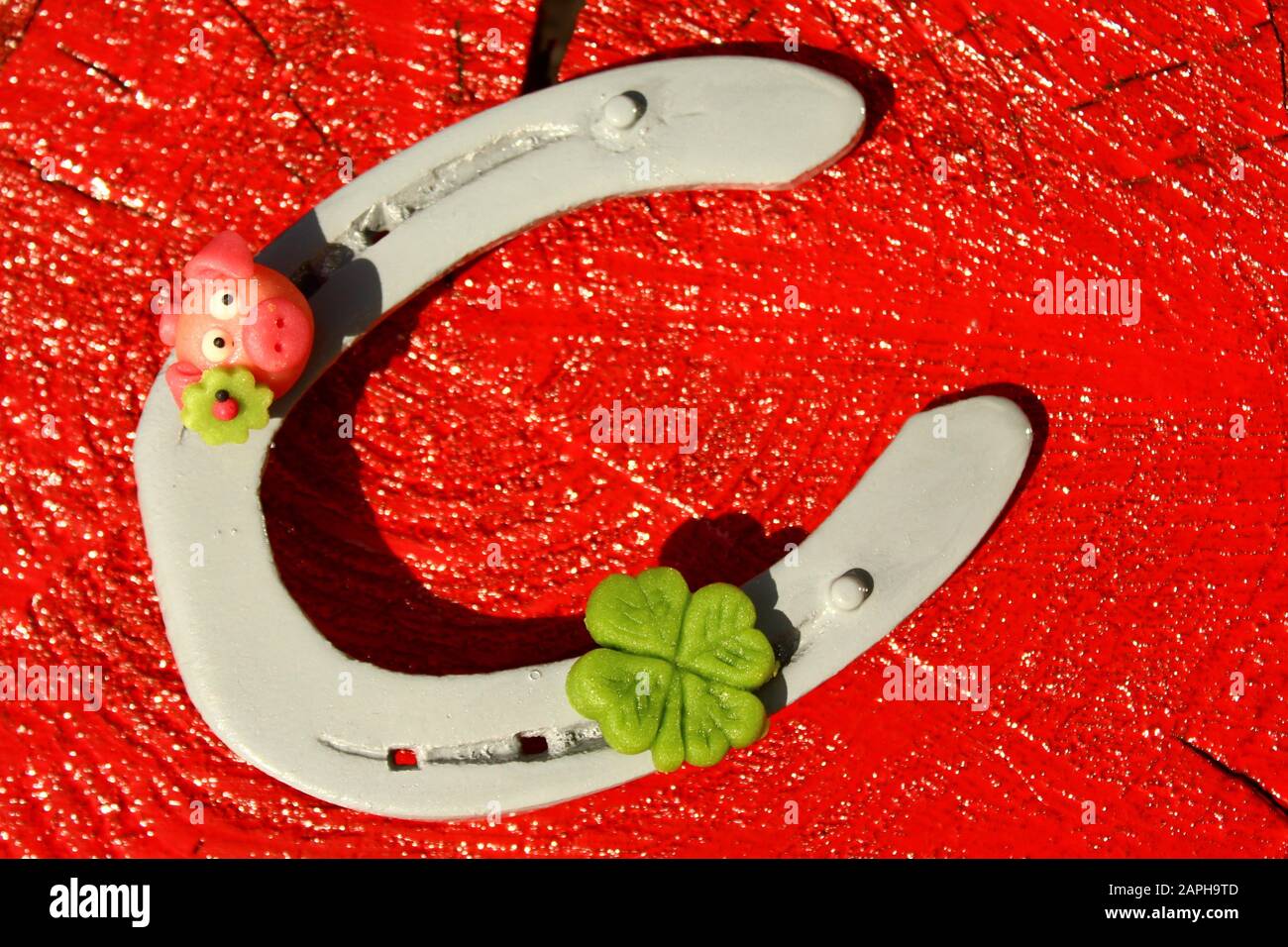 horseshoe con trifoglio fortunato e un maiale marzapane Foto Stock