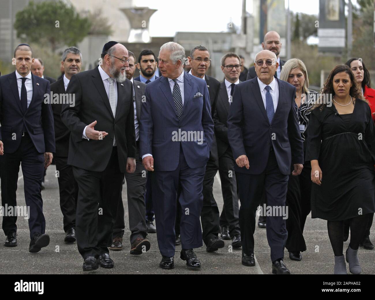 Gerusalemme, Israele. 23rd Gen 2020. Il principe Carlo (C) della Gran Bretagna cammina accanto al Gran Rabbino Ephraim Mirvis (L) e al presidente del Museo d'Israele Isaac Molcho durante una visita al Museo d'Israele a Gerusalemme il 23 gennaio 2020. I leader mondiali segnano il 75th anniversario della liberazione del campo di sterminio nazista Auschwitz. Foto in piscina di Menahem Kahana/UPI Credit: UPI/Alamy Live News Foto Stock