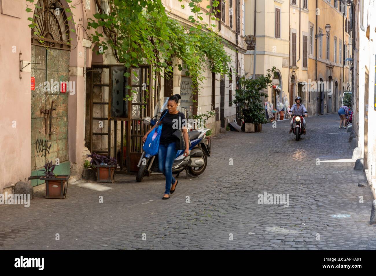 Via con pedoni nel quartiere Monti di Roma Foto Stock