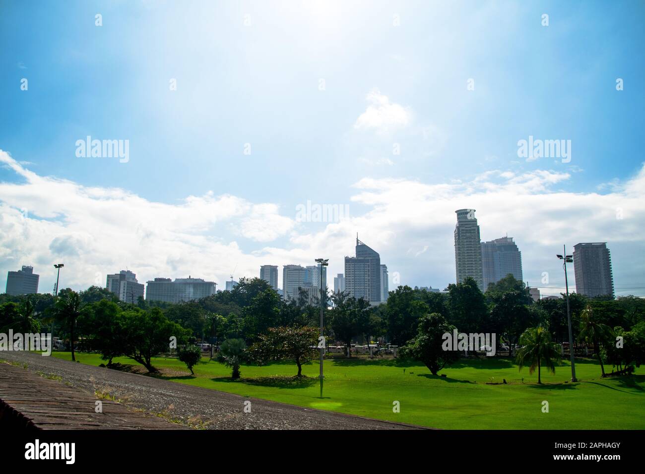 Skyline di Manila in una mattina soleggiata. Foto tratta dal muro intramuros nel quartiere del centro di Manila, nelle Filippine Foto Stock