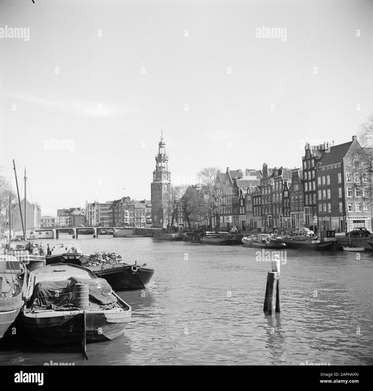 Reportage Amsterdam Descrizione: The Eilandsgracht with right the Oude Waal and left the Binding in Amsterdam, right the Montelbaanstoren Data: 1 gennaio 1932 posizione: Amsterdam, Noord-Holland Parole Chiave: Navi, torri Foto Stock