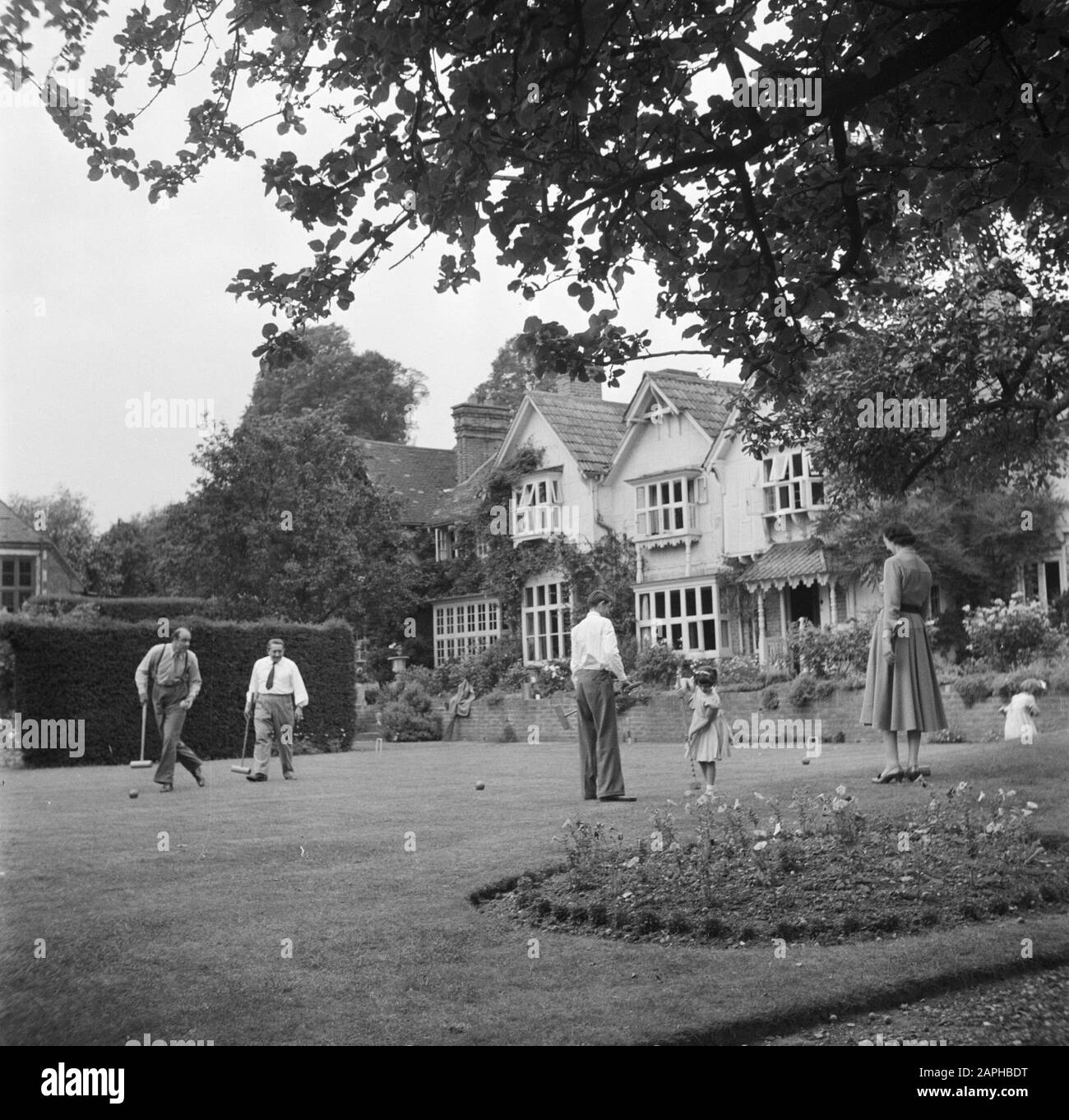 Reportage Eppo Doeve Descrizione: La famiglia Martineau nel giardino del vecchio Lodge a Terlow (Buckinghamshire) al gioco di croquet Data: Luglio 1954 luogo: Gran Bretagna Parole Chiave: Prati, signori, case di campagna, ragazze, donne Nome personale: Martineau, J. Foto Stock
