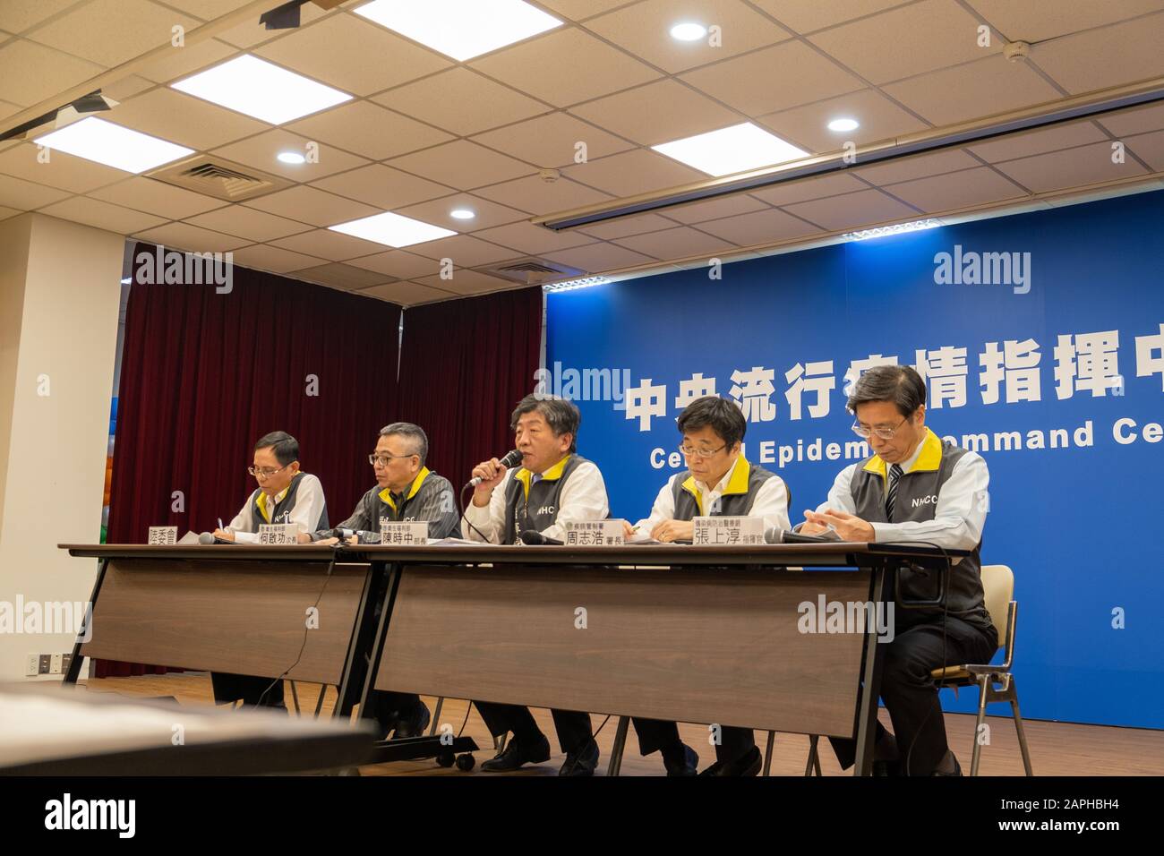 Chen Shih-chung (C) (Ministro della salute e del benessere taiwanese) parla durante una conferenza stampa presso il Central Epidemic Command Center di Taipei. Con più di 570 casi infetti nella città di Wuhan (Cina) messi in blocco, Taiwan CDC annuncia l'attivazione del Central Epidemic Command Center (CECC) in presenza di Chen Shih-chung (ministro taiwanese della sanità e del benessere) per La Polmonite Infettiva Speciale Grave per prevenire in modo completo il focolaio di nuova polmonite da coronavirus in Cina e garantire la salute del pubblico taiwanese. Foto Stock