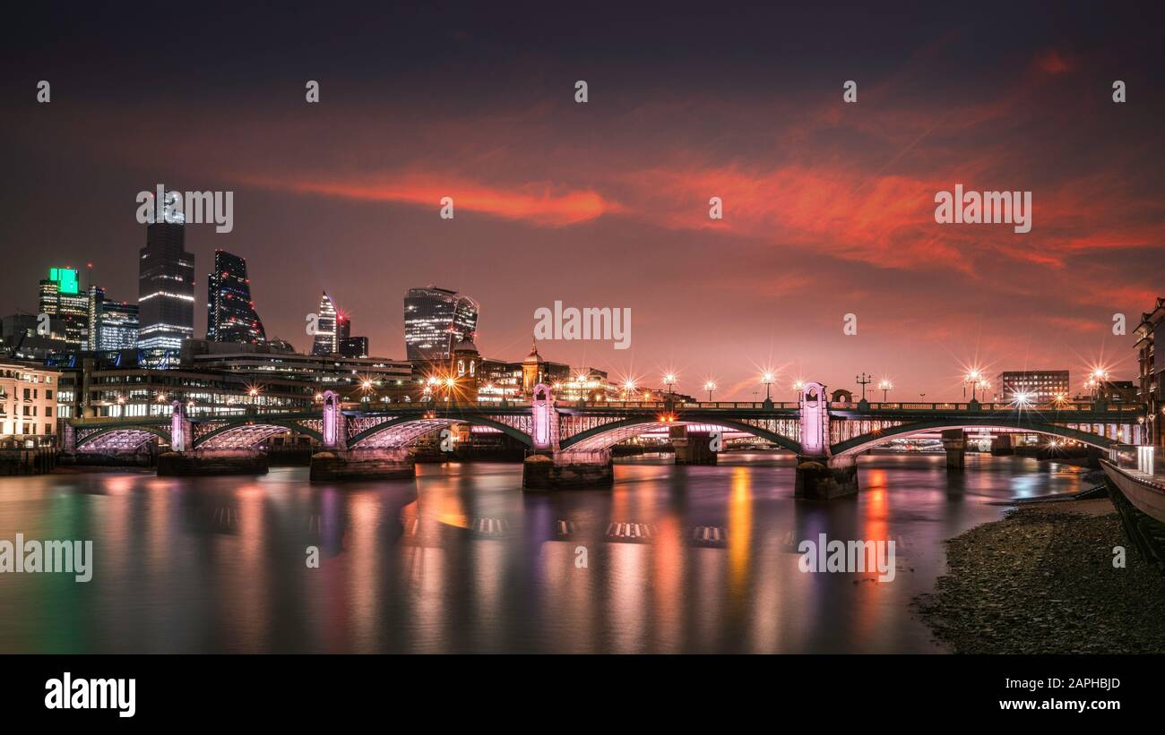 Ponte Southwark. Uno dei 15 Iconici London Bridges ora parte dell'enorme progetto d'arte, Il Progetto Del fiume Illuminato, Southwark, Londra, Regno Unito Foto Stock