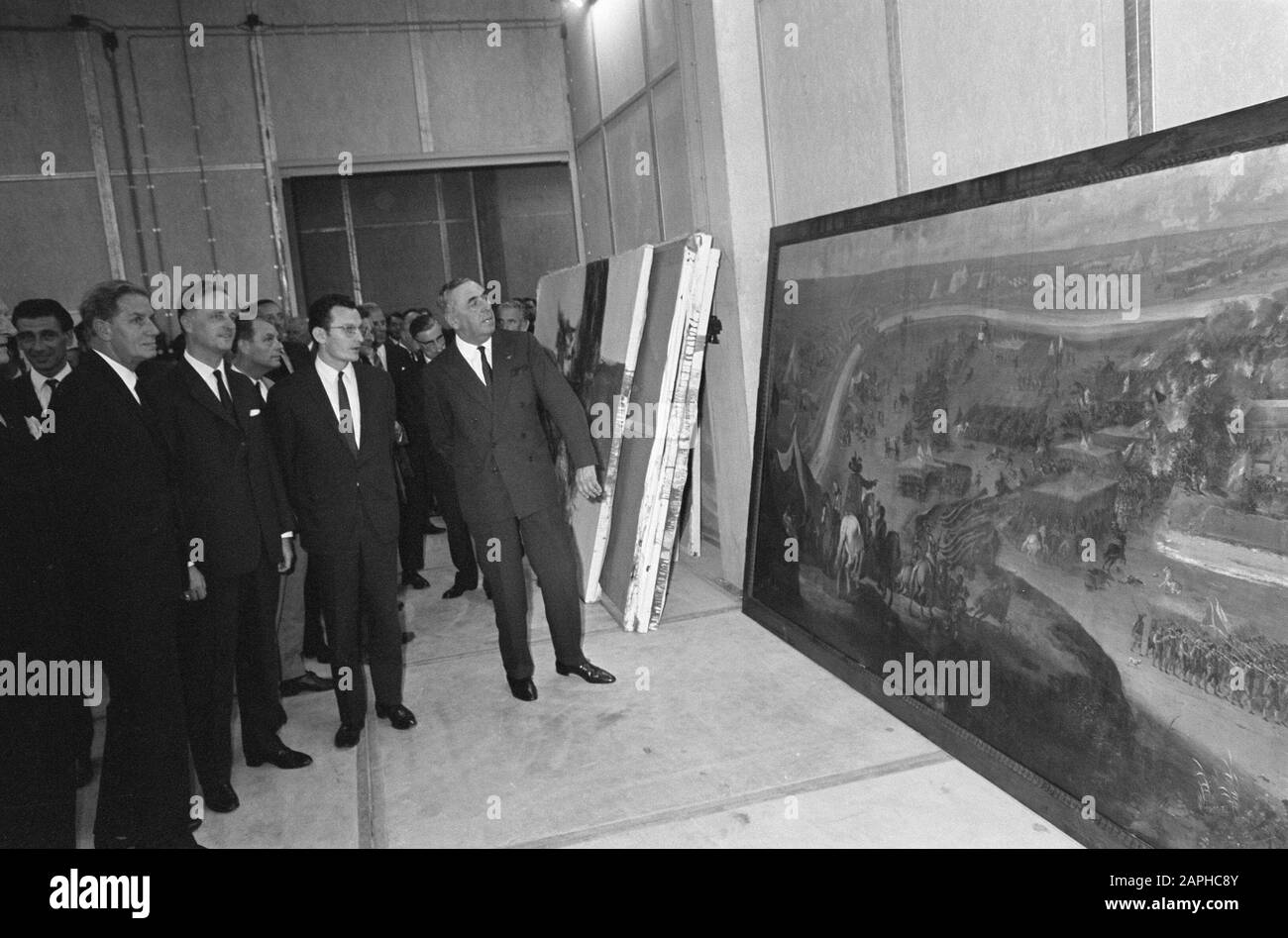 Apertura di un magazzino a Schiphol Descrizione: Ospiti invitati, incluso Segretario di Stato Keyzer, vedere un dipinto Data: 6 Settembre 1968 Località: Noord-Holland, Schiphol Parole Chiave: Risistemato, ritratti di gruppo, aperture, dipinti Nome personale: Keyzer, Mike, Mul, Sam il nome dell'istituzione: Schiphol Foto Stock