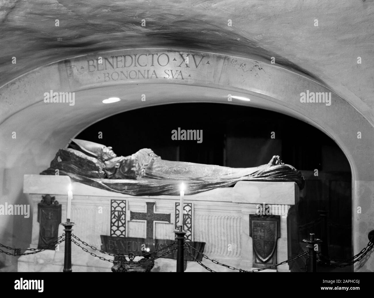 Roma: Visita alla Città del Vaticano Descrizione: La tomba di Papa Benedetto XV nella cripta sotto la Basilica di San Pietro Data: Dicembre 1937 Località: Italia, Roma, Città del Vaticano Parole Chiave: Tombe, tombe, edifici ecclesiastici, mausolei, pietra naturale, papi Nome dell'istituzione: San Pietro Foto Stock