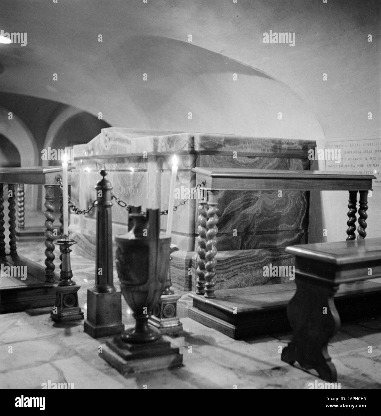 Roma: Visita alla Città del Vaticano Descrizione: La tomba del Cardinale Rafael Merry del Val nella cripta sotto la Basilica di San Pietro Data: Dicembre 1937 Località: Italia, Roma, Città del Vaticano Parole Chiave: Tombe , tombe, mausolei Nome personale: Merry del Val, Rafael Foto Stock