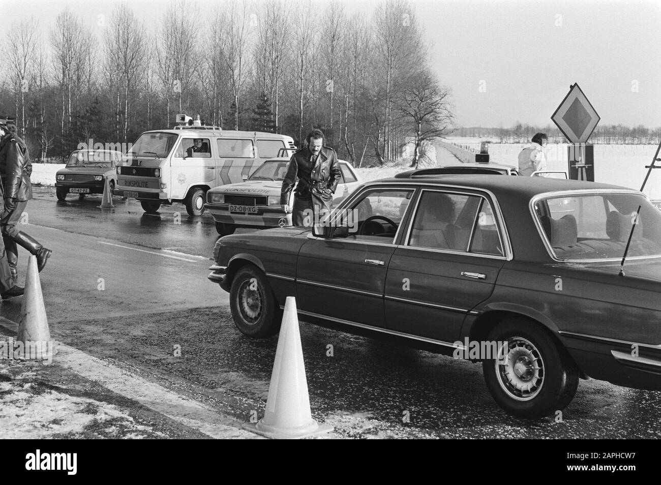 Il gruppo di Zingari, che tentò di entrare in Germania su un pezzo di terra di nessuno tra i Paesi Bassi e il Belgio, fermato dalla polizia Data: 13 gennaio 1981 Località: Germania Parole Chiave: Polizia, Zingari Foto Stock