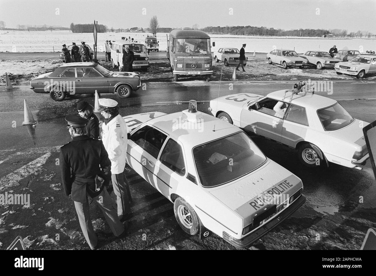 Il gruppo di Zingari che ha cercato di entrare in Germania su un pezzo di terra di nessun uomo tra i Paesi Bassi e il Belgio sono controllati dalla polizia Data: 13 gennaio 1981 Località: Belgio, Germania Parole Chiave: Zingari Foto Stock