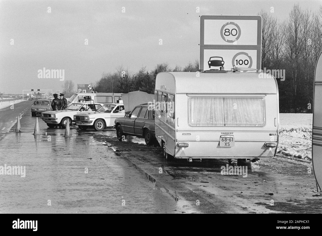 Il gruppo di Zingari che tentò di entrare in Germania su un pezzo di terra di nessuno tra i Paesi Bassi e il Belgio Data: 13 gennaio 1981 Parole Chiave: Zingari Foto Stock