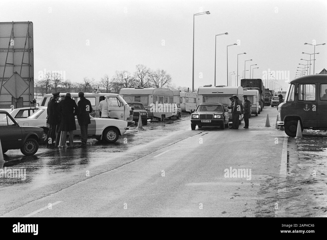 Il gruppo di zingari che ha cercato di entrare in Germania su un pezzo di terra di nessuno tra i Paesi Bassi e il Belgio. Si trovano ancora lungo la strada Data: 13 gennaio 1981 Località: Paesi Bassi Parole Chiave: Polizia, Zingari Foto Stock