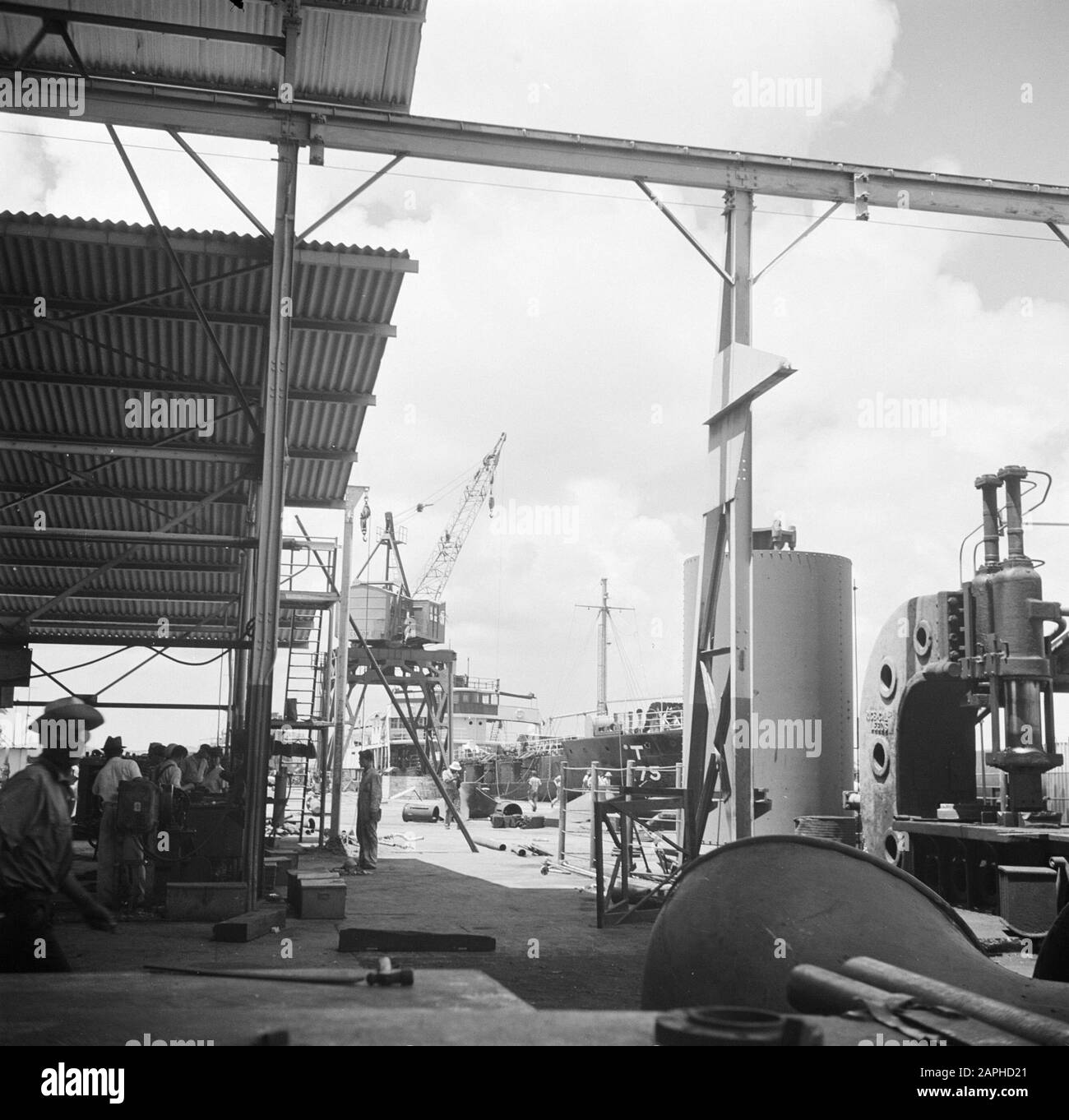 Viaggio in Suriname e Antille Olandesi Descrizione: Il porto della raffineria di petrolio della CPIM sull'Isla il Curaçao Data: 1947 Località: Curaçao Parole Chiave: Porti, raffinerie, navi Nome dell'istituzione: CPIM Foto Stock