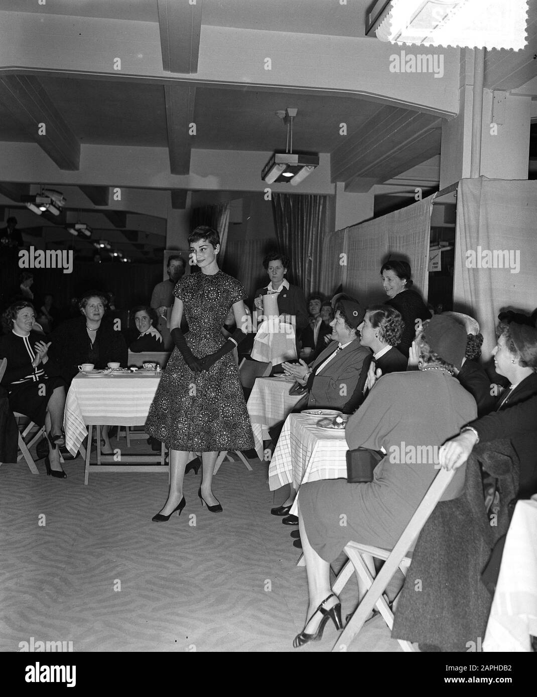 Audrey Hepburn come venditore a Gerzon, a.o. sfilata di moda Data: 2 novembre 1954 luogo: Amsterdam, Noord-Holland Parole Chiave: Stelle del film, sfilate di moda, negozi Nome personale: Gerzon, Hepburn, Audrey Foto Stock