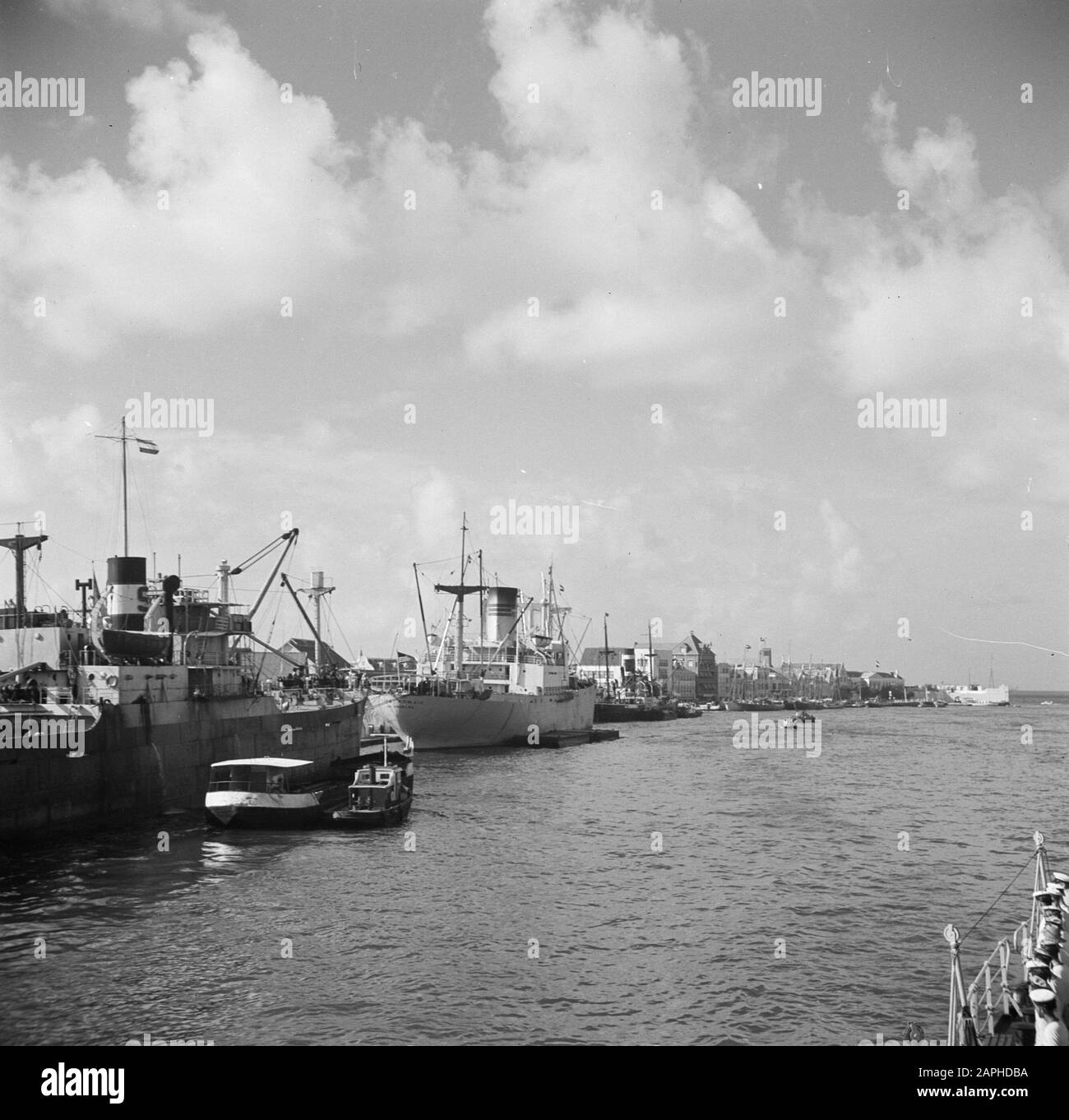 Viaggio in Suriname e Antille Olandesi Descrizione: Il porto di Willemstad il Curaçao Data: 1947 Località: Curaçao, Willemstad Parole Chiave: Porti, navi Foto Stock