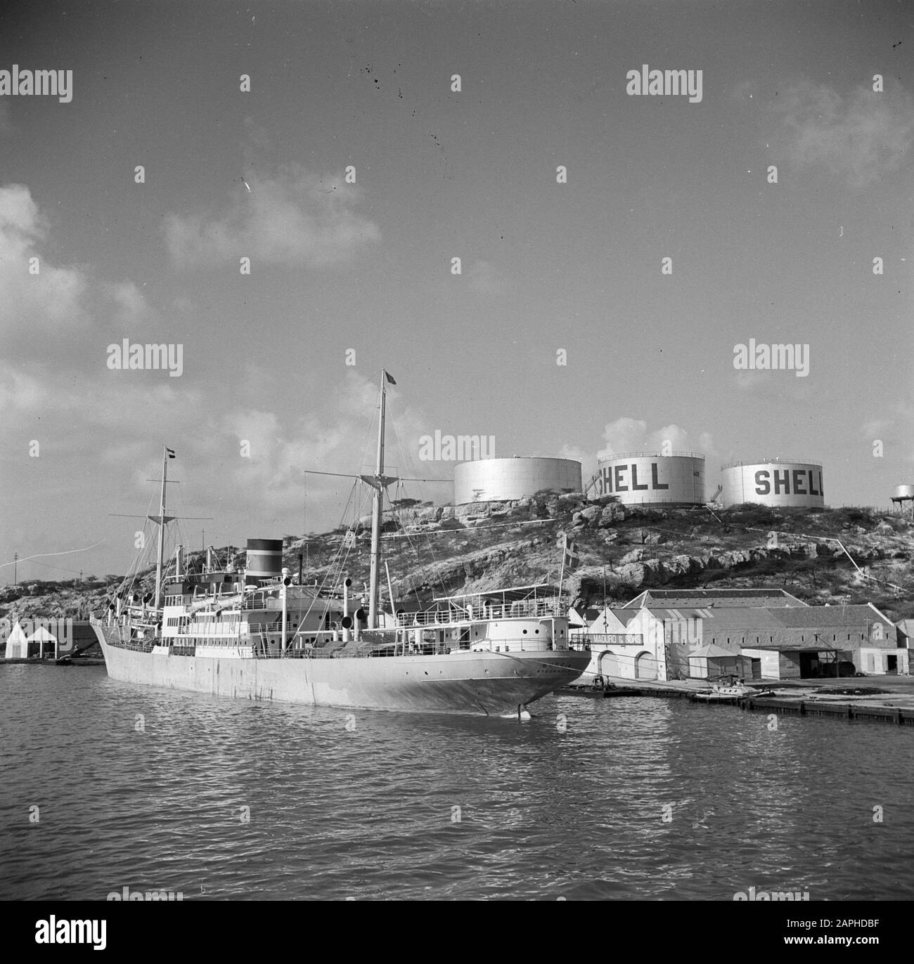 Viaggio in Suriname e Antille Olandesi Descrizione: Il porto di Willemstad su Curaçao con in background la raffineria di Shellrefinery Data: 1947 Località: Curaçao, Willemstad Parole Chiave: Raffinerie, navi Foto Stock