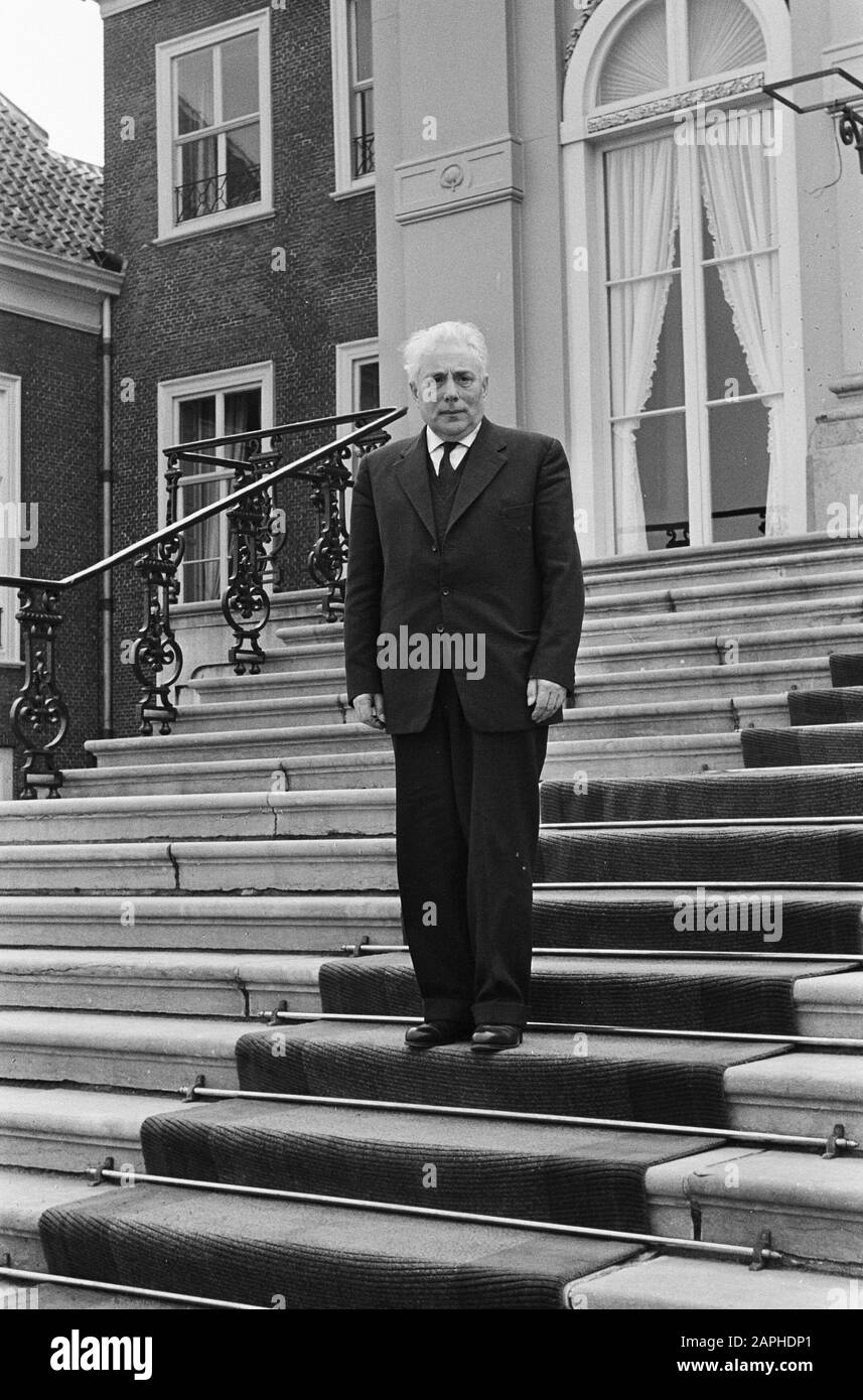 Koningin Juliana riceve i consulenti per la formazione del gabinetto a Paleis Huis ten Bosch Descrizione: Sig. De Groot, CPN Data: 18 Maggio 1963 Località: The Hague, Zuid-Holland Parole Chiave: Consulenti, cabinet formazioni Nome dell'istituto: CPN, Huis Ten Bosch Foto Stock